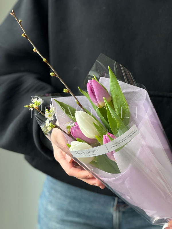 Корпоративный букет из 5 тюльпанов с веточками (от 5 букетов)