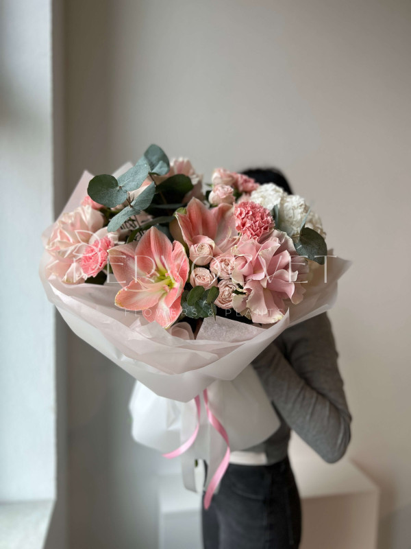 Букет #235 амариллис, диантусы и французская роза