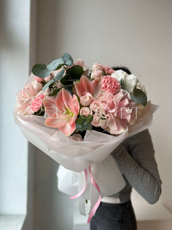 Букет #235 амариллис, диантусы и французская роза