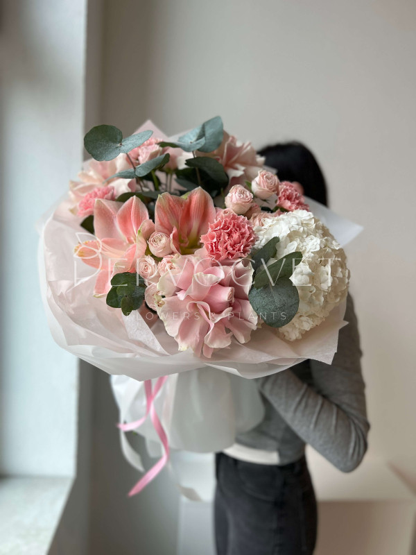 Букет #235 амариллис, диантусы и французская роза