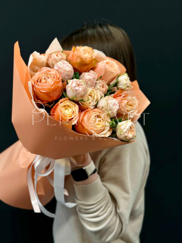 Букет #488 из пионовидных и кустовых роз