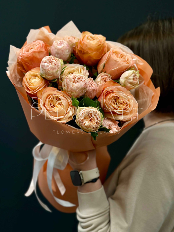 Букет #488 из пионовидных и кустовых роз