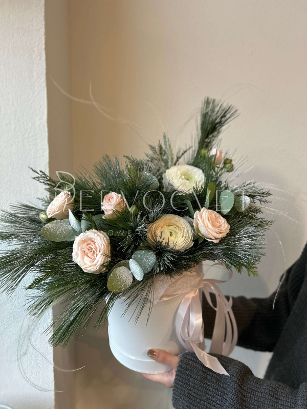 Композиция #135 ранункулюс, кустовая роза и хвоя