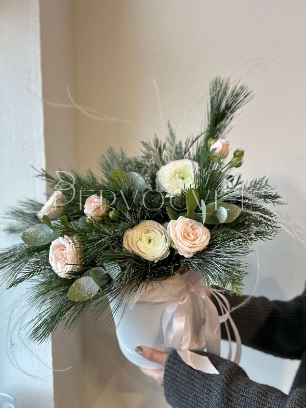 Композиция #135 ранункулюс, кустовая роза и хвоя