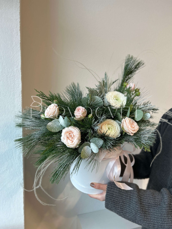 Композиция #135 ранункулюс, кустовая роза и хвоя