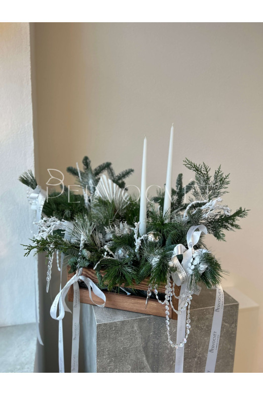 Новогодняя композиция #111 с белым декором и свечами