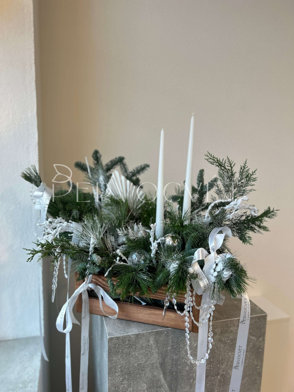 Новогодняя композиция #111 с белым декором и свечами