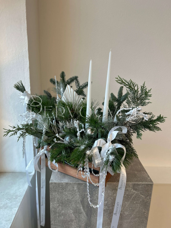 Новогодняя композиция #111 с белым декором и свечами