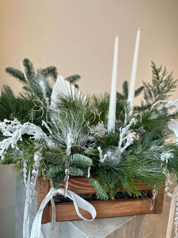 Новогодняя композиция #111 с белым декором и свечами