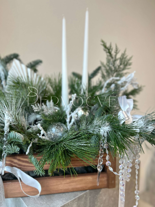 Новогодняя композиция #111 с белым декором и свечами