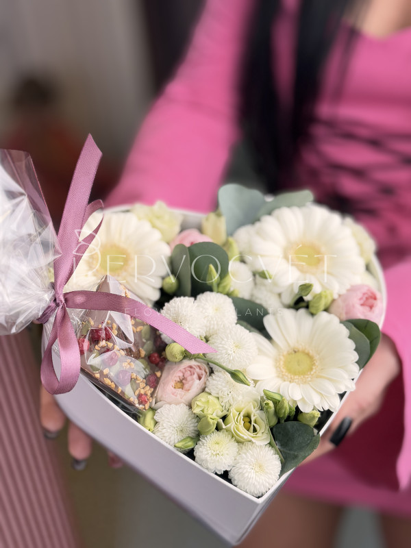 Композиция #1 в коробке-сердце с герберой