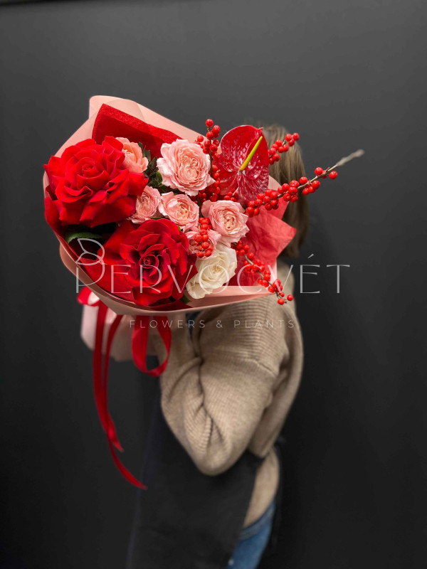Букет #413 с ягодами Илекса и антуриумом