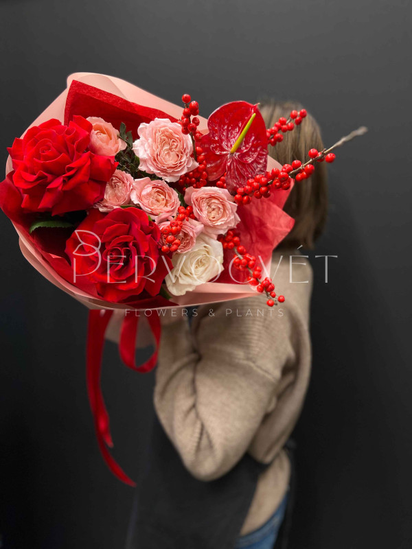 Букет #413 с ягодами Илекса и антуриумом