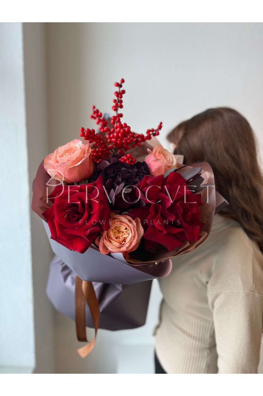 Букет #164 французская роза, гортензия и илекс