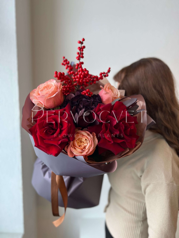 Букет #164 французская роза, гортензия и илекс