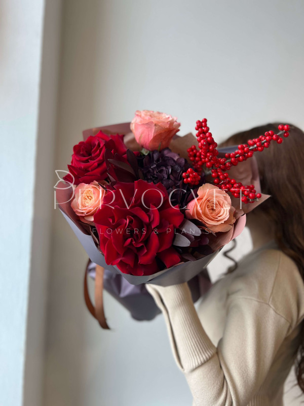 Букет #164 французская роза, гортензия и илекс