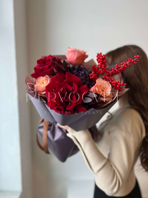 Букет #164 французская роза, гортензия и илекс