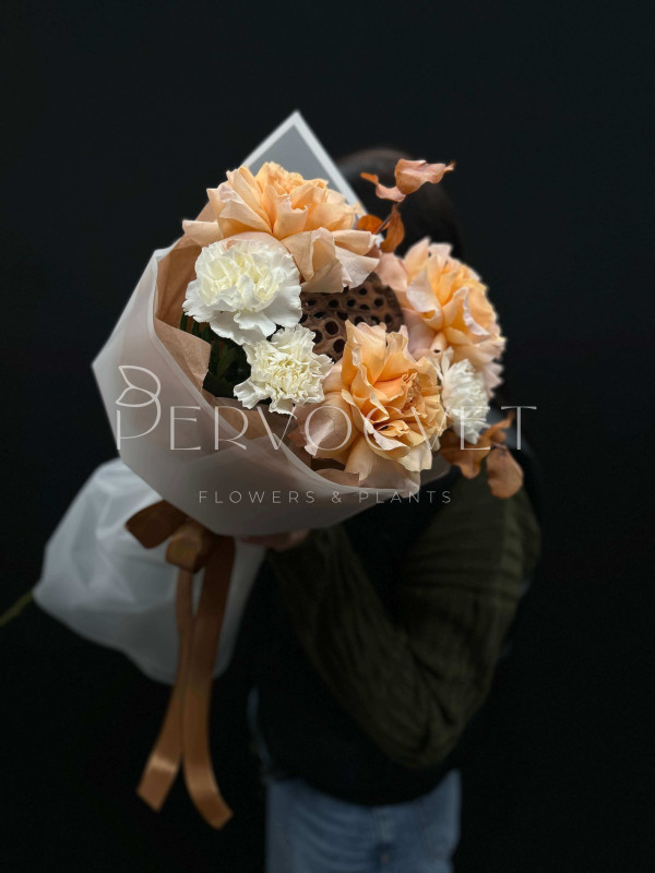 Букет #256 с французской розой и лотосом