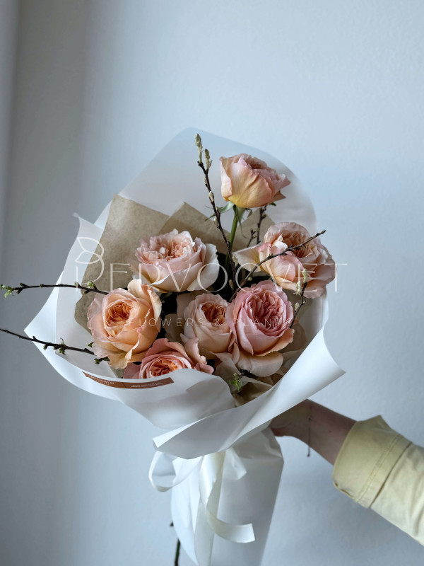 Букет #295 пионовидная роза и цветущие веточки