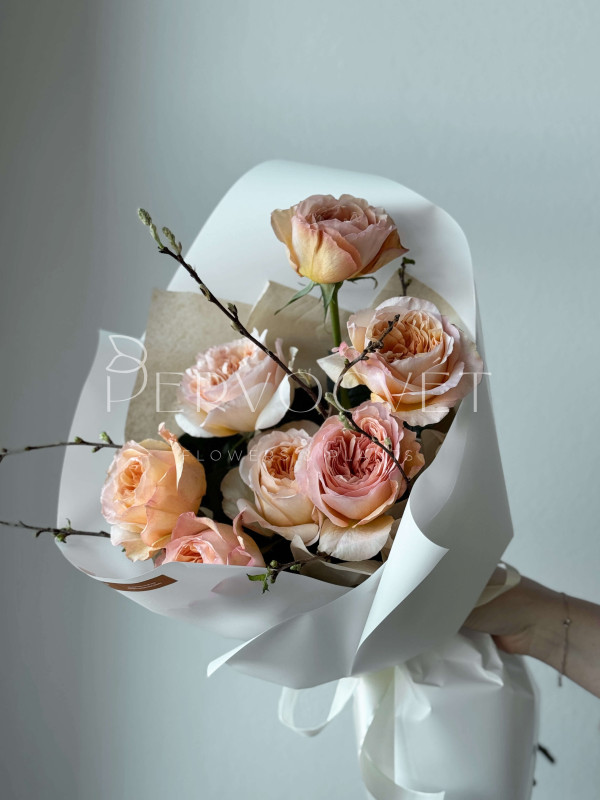 Букет #295 пионовидная роза и цветущие веточки