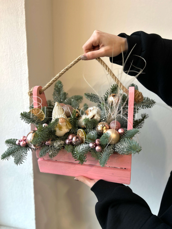 Новогодняя композиция #119 в ящике с розовым декором