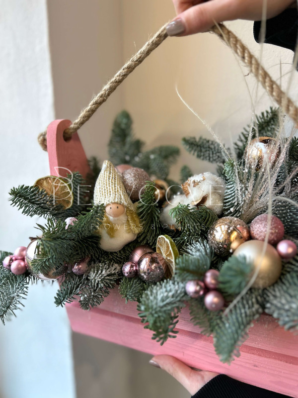 Новогодняя композиция #119 в ящике с розовым декором