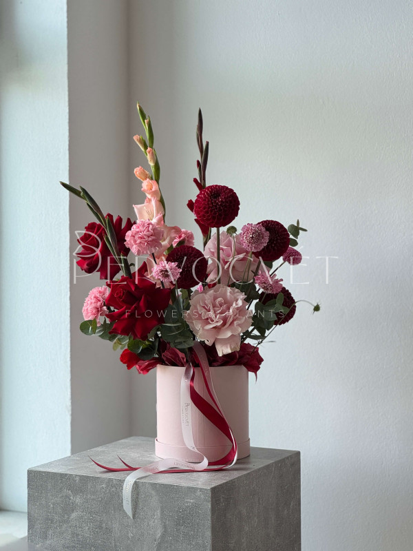 Композиция #113 в коробке с георгином