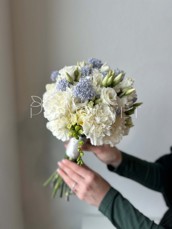 Букет невесты #19 белая гвоздика и голубой озотамнус