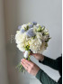 Букет невесты #19 белая гвоздика и голубой озотамнус