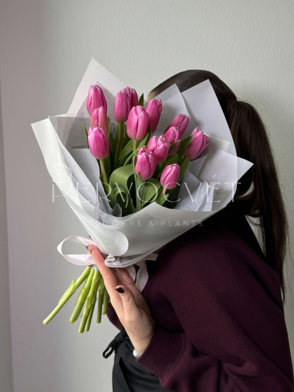 Букет #73 из малиновых тюльпанов