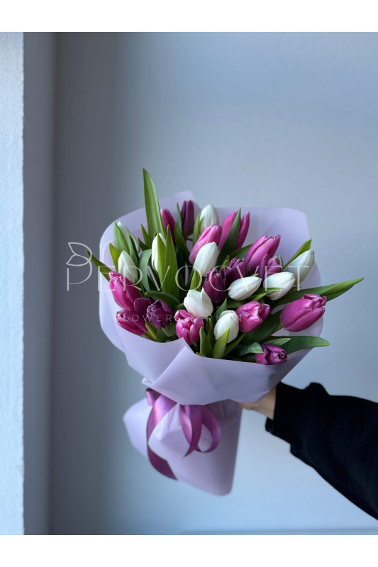Букет #174 белый и малиновый тюльпан