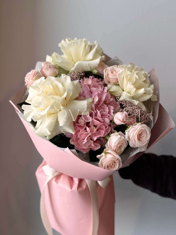 Букет #170 гортензия, французская и кустовые розы