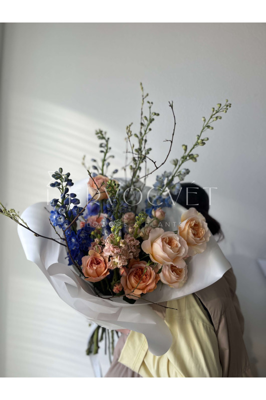 Садовый букет #43 дельфиниум и пионовидная роза