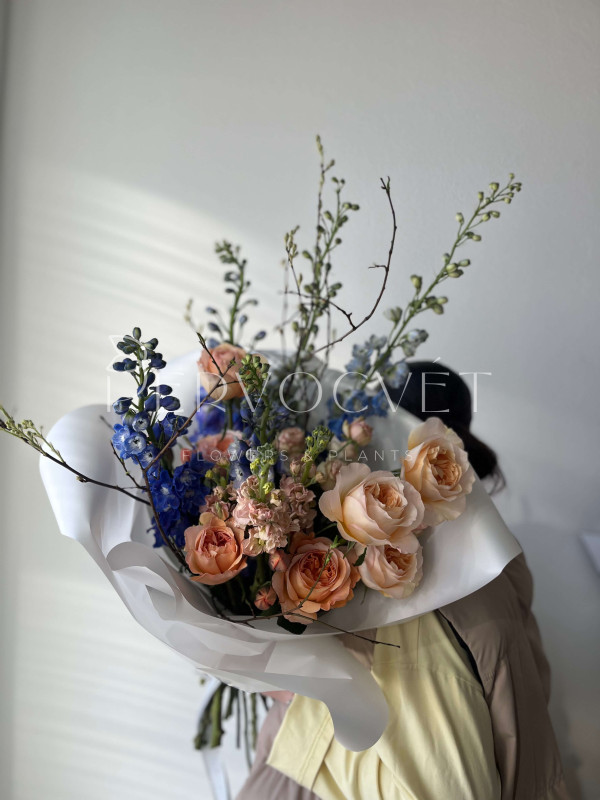 Садовый букет #43 дельфиниум и пионовидная роза