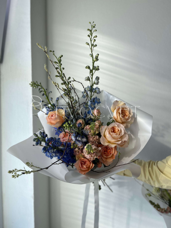 Садовый букет #43 дельфиниум и пионовидная роза