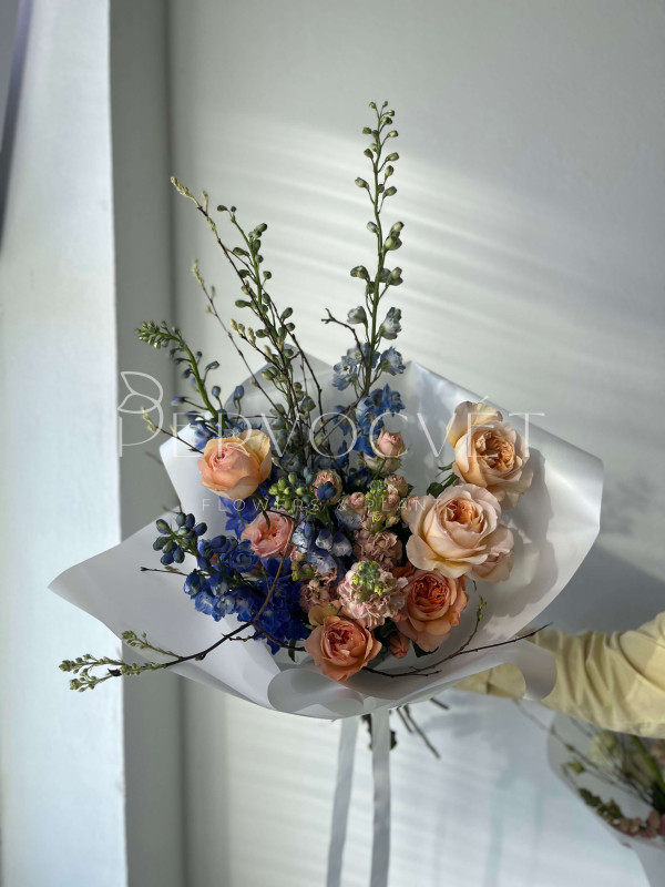 Садовый букет #43 дельфиниум и пионовидная роза