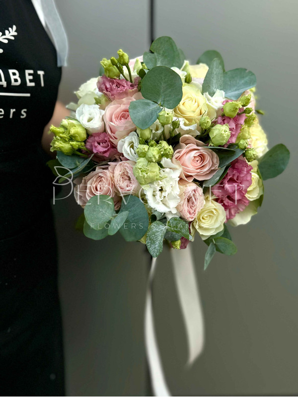 Букет невесты #45 из пионовидных роз и эустомы