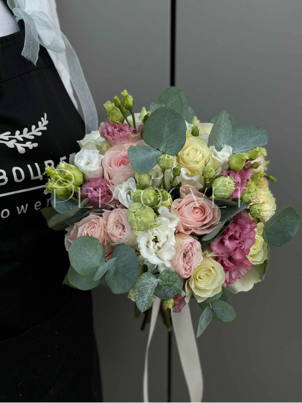 Букет невесты #45 из пионовидных роз и эустомы