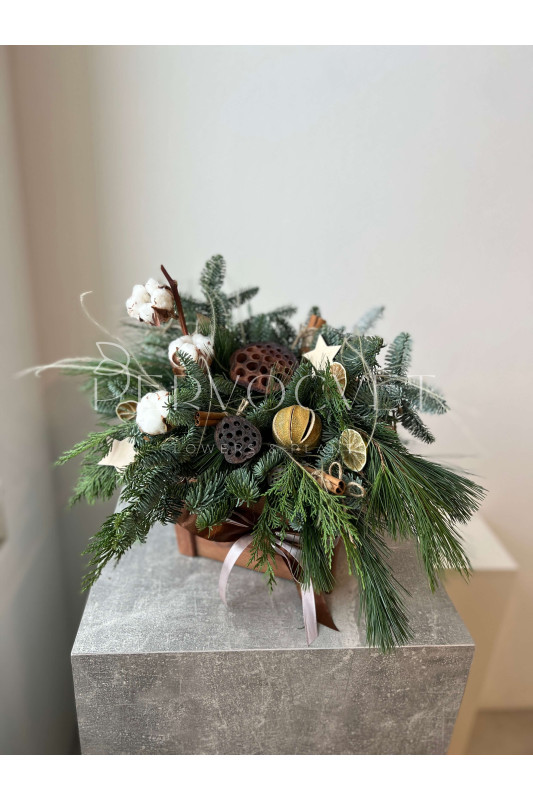 Новогодняя композиция #118 с декором из мандаринов и корицы