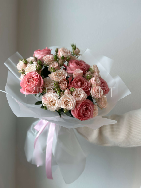 Букет #220 кустовая и пионовидная роза Экспрешн