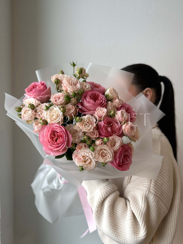 Букет #220 кустовая и пионовидная роза Экспрешн