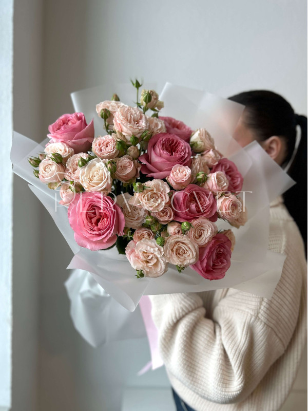 Букет #220 кустовая и пионовидная роза Экспрешн