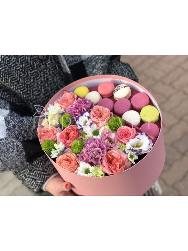 Композиция #66 с цветами и макарунами