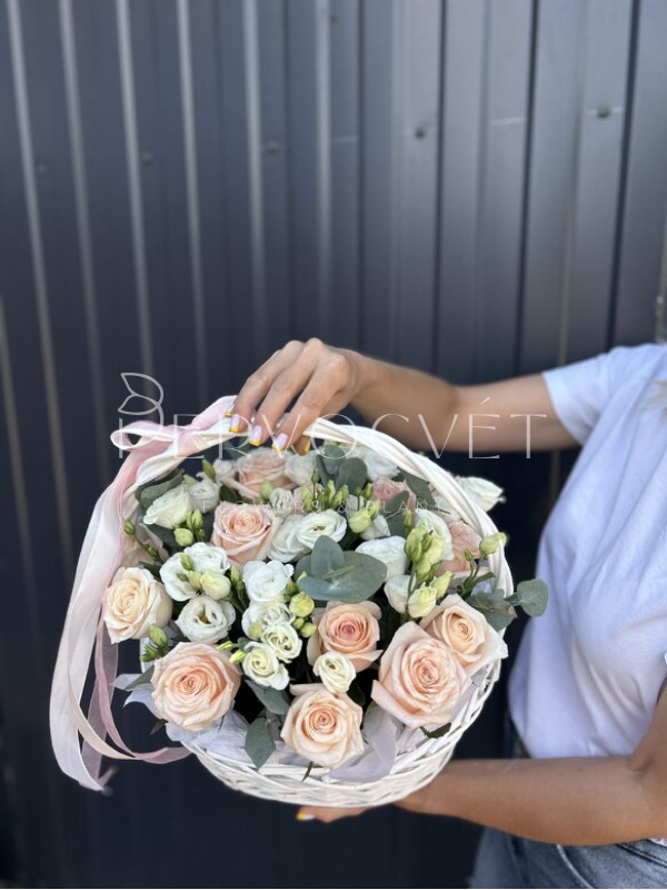 Композиция #101 с розами и эустомой