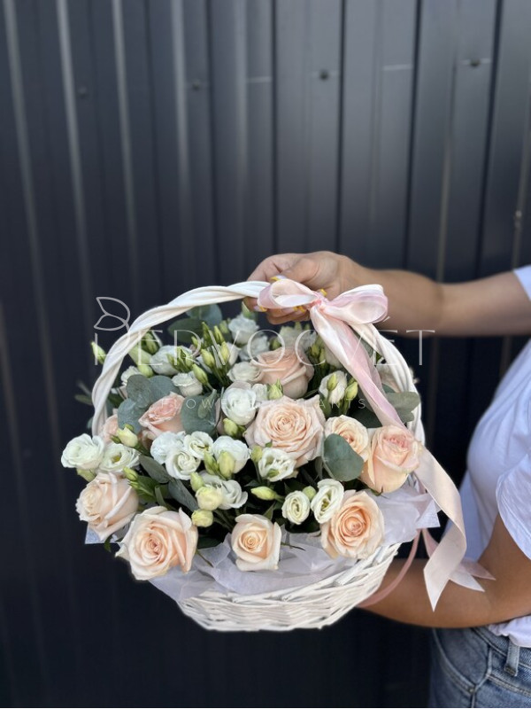 Композиция #101 с розами и эустомой