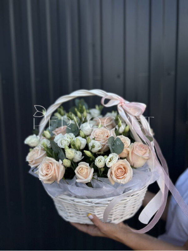 Композиция #101 с розами и эустомой