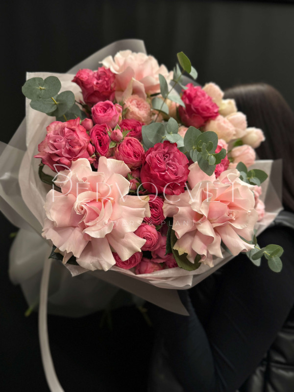 Букет XXL #25 из пионовидных роз Кантри Блюз, Жизель, Менсфилд Парк