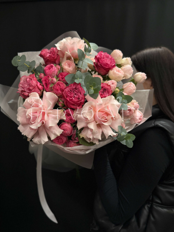 Букет XXL #25 из пионовидных роз Кантри Блюз, Жизель, Менсфилд Парк