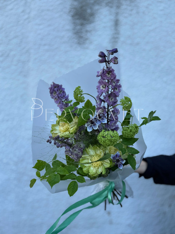 Садовый букет #29 дельфиниум и роза Вегги