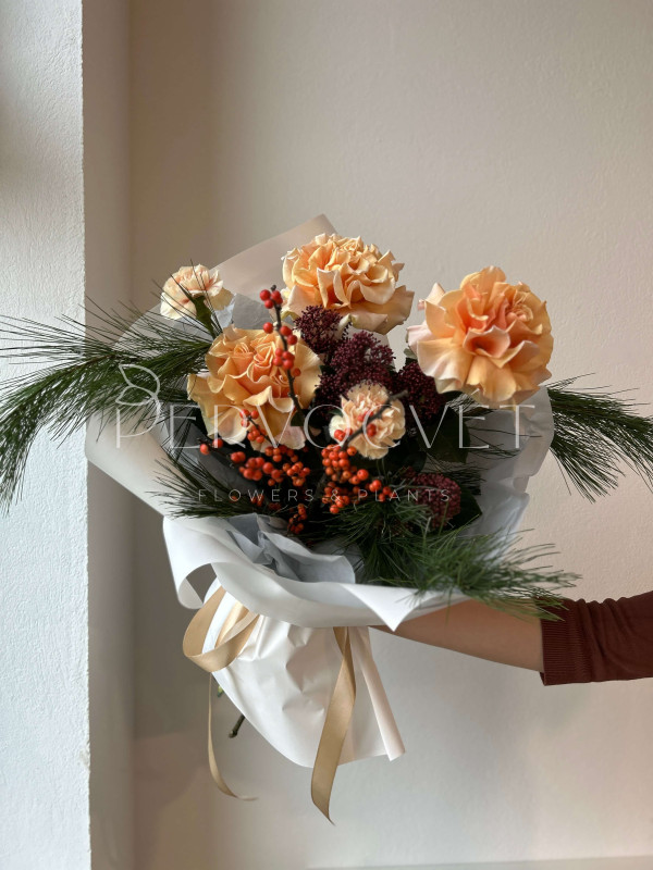 Садовый букет #40 с ягодами Илекса и французской розой